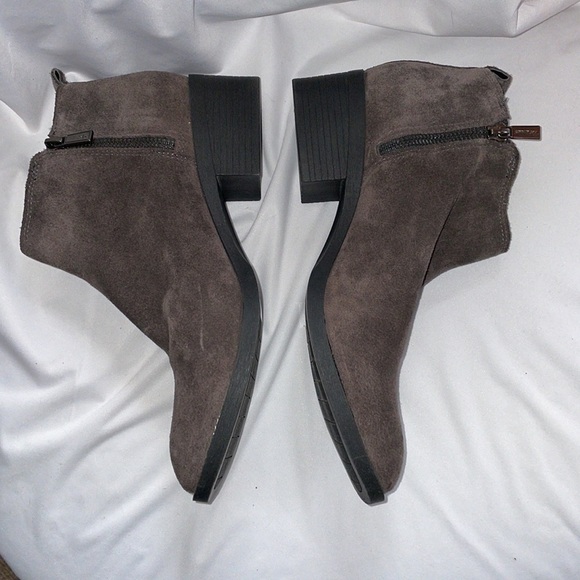 Kenneth Cole Suede Leather Gray Dara Ankle Bootie size 9 - Picture 1 of 14
